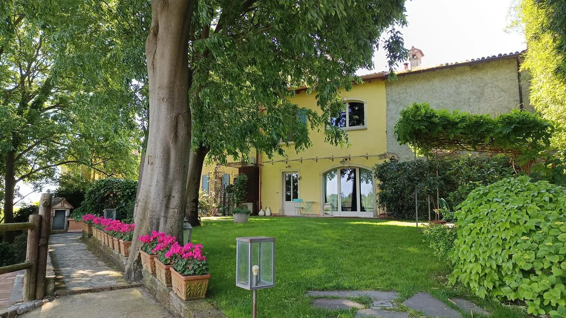 La Piana contacts